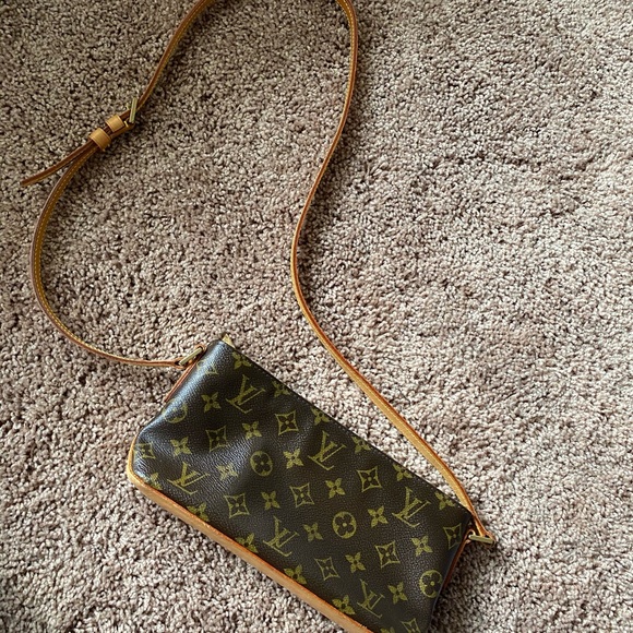 Louis Vuitton Crossbody Bag - Picture 2 of 9